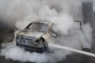 На Днепропетровщине пятеро пожарных тушили автомобиль (видео) - ФОТО