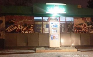 На Днепропетровщине мужчина, угрожая пистолетом, ограбил магазин - ФОТО