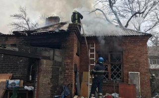 На Днепропетровщине загорелся дом: есть погибшие (видео) - ФОТО