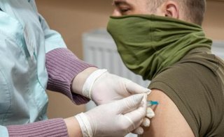 Медицинские бригады Днепропетровщины вакцинируют от COVID-19 военнослужащих - ФОТО