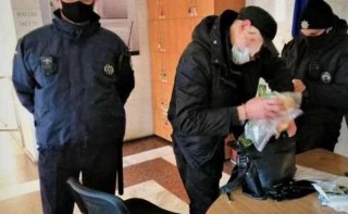 В Днепре мужчина пытался пронести в суд наркотики - ФОТО