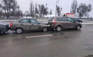 В Днепре столкнулись сразу три автомобиля - ФОТО