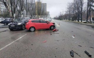 В Днепре столкнулись Ford и Lexus (видео) - ФОТО
