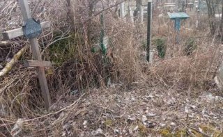 На Днепропетровщине неизвестные превратили кладбище в свалку мусора - ФОТО