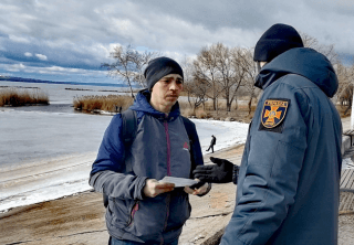 Каменские спасатели предупреждают об опасности зимних водоемов - ФОТО