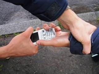 В Днепре мужчина отобрал телефоны у детей и разбил их - ФОТО