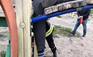 На Днепропетровщине мальчик застрял в детской горке - ФОТО