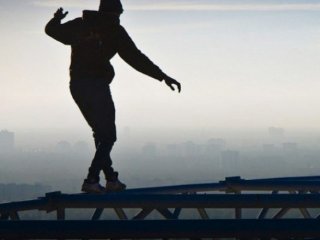 На Днепропетровщине мужчина пытался спрыгнуть с моста - ФОТО