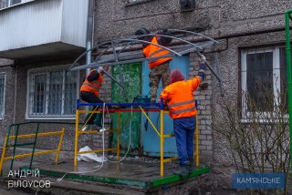 В Каменском КП «Добробут» устанавливает новые козырьки над подъездами - ФОТО