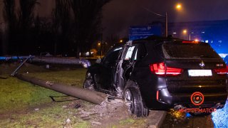 В Днепре BMW снес столб: водитель скрылся - ФОТО