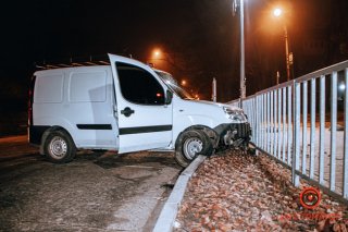 В Днепре пьяный водитель Fiat скрывался от погони и врезался в ограждение (фото, видео) - ФОТО