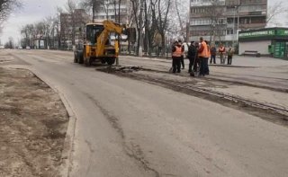 В Каменском ремонтируют трамвайную колею - ФОТО
