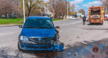 В Днепре автомобиль Dacia влетел в мусоровоз