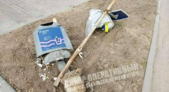 В Днепре водитель на ВАЗ снес урну и дорожный знак