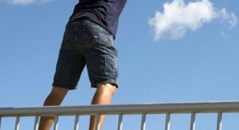 В Днепре парень хотел прыгнуть с моста из-за неразделенной любви