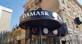 В кафе Днепра неадекватная девушка приставала к посетителям