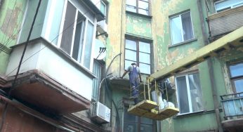 В Каменском демонтируют подъездные козырьки
