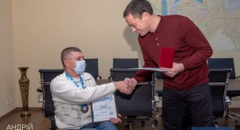 Мэр Каменского поздравил спортсмена-колясочника Сергея Амелько с очередной победой