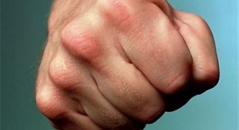 На Днепропетровщине мужчина ударил кассира супермаркета за требование одеть маску (видео)