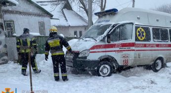 В Днепре спасатели доставали “скорую” из снежного плена (фото)