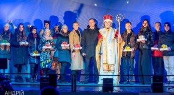 В Каменском засияла главная новогодняя елка