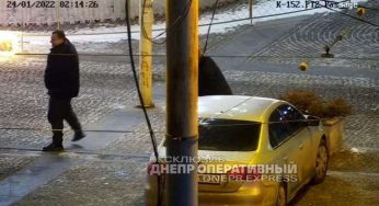 В центре Днепра мужчина справил нужду рядом с новогодней елкой (видео)