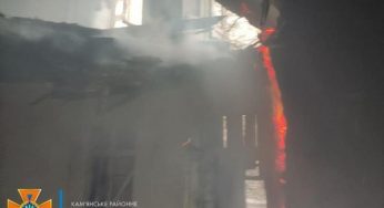 Спасатели Каменского тушили заброшку