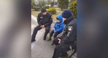 Сидел и плакал: в Днепре в сквере нашли маленького ребенка