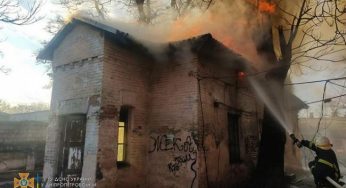 В Каменском возле ДМК горело заброшенное здание