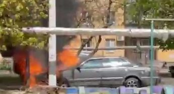 В Днепре во дворе загорелся автомобиль