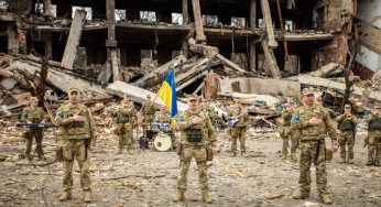 В Днепре на руинах разрушенного здания военный оркестр исполнил песню «Ой у лузі червона калина»