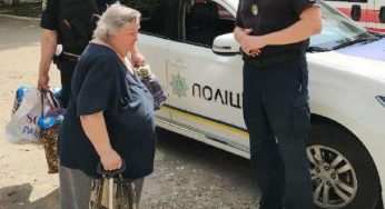 Полицейские и волонтеры Днепропетровщины вывезли из-под обстрелов пожилую женщину