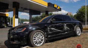 В Днепре Audi снес указатель движения на АЗС (фото)