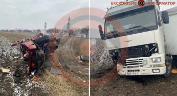 На Днірпопетровщині зіткнулися ВАЗ та фура: троє постраждалих