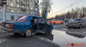 У Дніпрі зіткнулися ВАЗ та ВАЗ з причепом: постраждала жінка (відео)