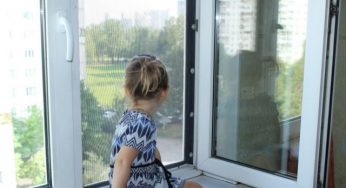 У Дніпрі маленька дівчинка випала з 5-го поверху