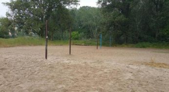 У Кам’янському оновлюють літні волейбольні майданчики