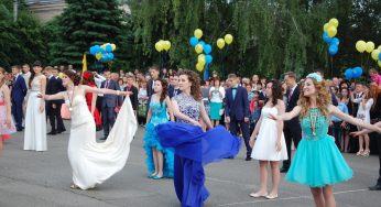У Міносвіти відповіли, чи будуть навчальні заклади проводити випускні цього року