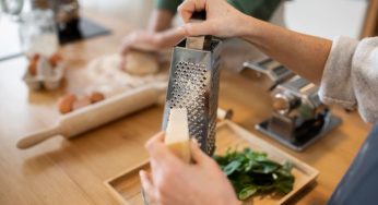 Усі роблять неправильно: ось які продукти краще натирати на тертці, а не різати
