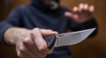 На Дніпропетровщині чоловік смертельно поранив ножем односельця