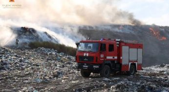 Сильна пожежа під Дніпром: загорілось сміттєзвалище (відео)