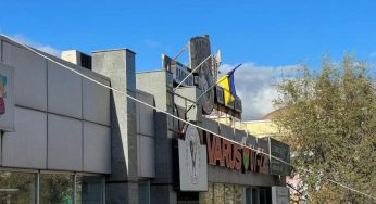 На Дніпропетровщині чоловік заліз на дах будівлі та зірвав прапор Ізраїлю