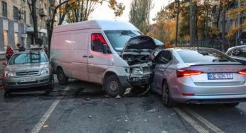 Аварія з 6 машинами у Дніпрі: постраждав чоловік