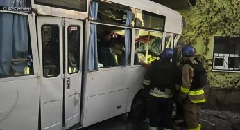 На Дніпропетровщині автобус врізався у житловий будинок