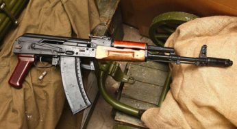 У Дніпрі троє чоловіків збували зброю та боєприпаси
