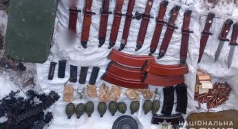 На Дніпропетровщині чоловік в гаражі облаштував схрон з боєприпасами та зброєю