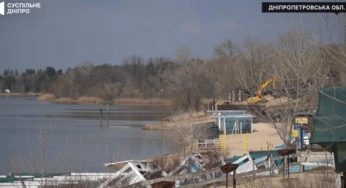Біля Кам’янського невідомі загороджують парканом Блакитне озеро