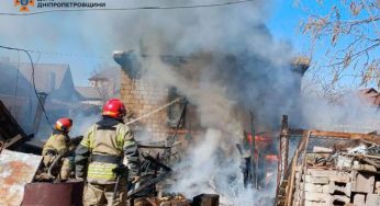 На Дніпропетровщині загорілася господарча споруда з дровами