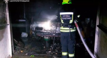 Під Кам’янським у гаражі згорів легковик