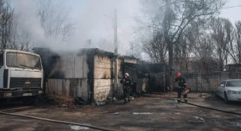 У Дніпрі на території СТО загорівся склад із запчастинами